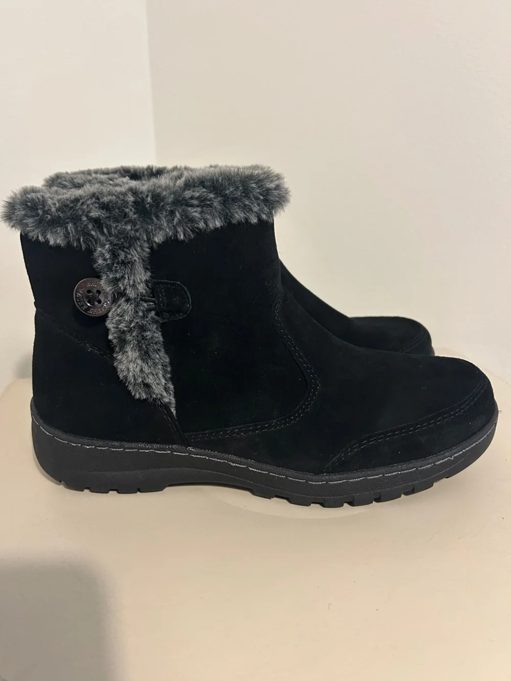 Khombu black suede